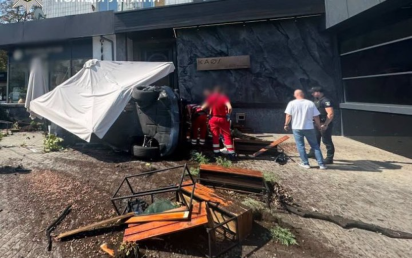 У Києві BMW влетів у літню терасу біля «Палацу України»