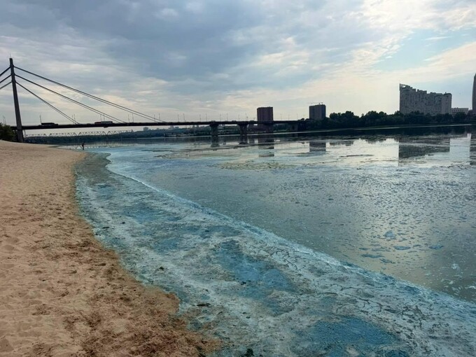 В Киеве объяснили причину зеленого цвета воды и появления пены в Днепре