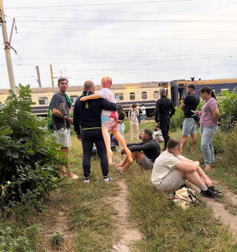 В Киевской области мужчина эвакуировался из поезда вместе с надувной женщиной