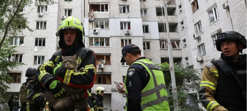 У Києві вогнеборці врятували з пошкодженого будинку кота Марсіка