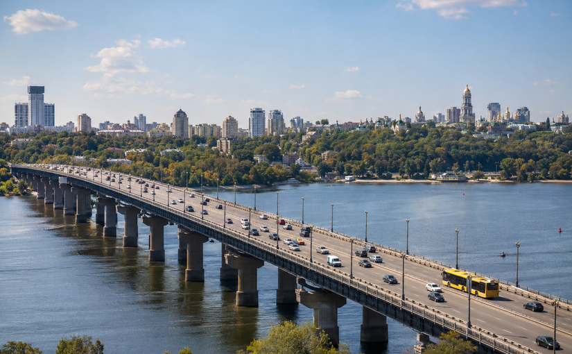 Движение транспорта было восстановлено на всех мостах Киева через Днепр после российских ударов