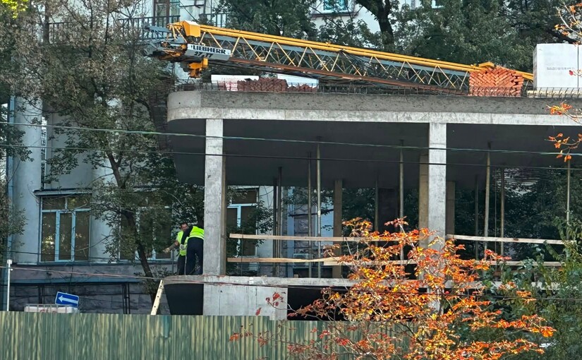 У Києві на Хрещатику відновили будівництво ТЦ