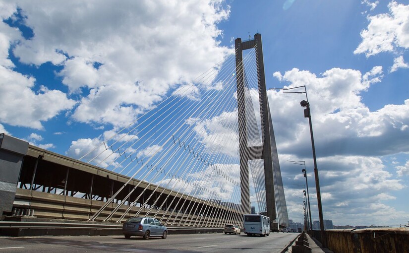 У Києві через ремонт на три години перекрили рух Південним мостом