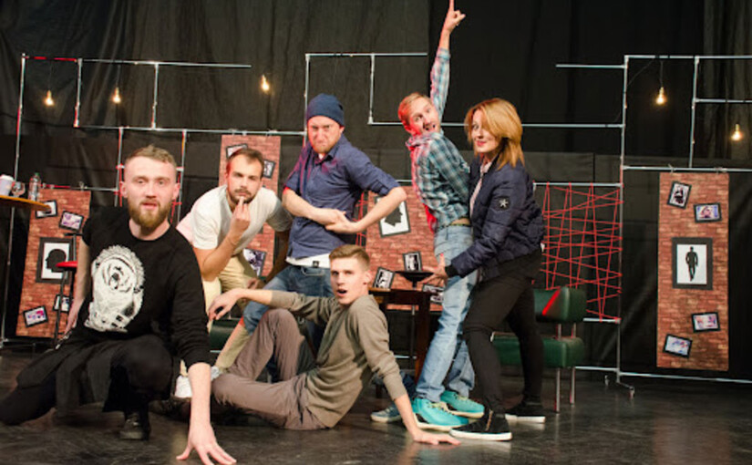 Сцена театру "Дивні Люди" під час вистави