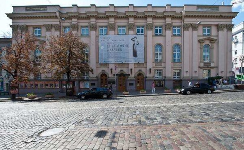 Фасад Національного академічного театру російської драми імені Лесі Українки у Києві