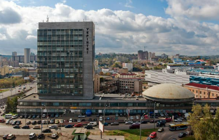 Активисты протестуют: историческую "Тарелку" на Лыбедской встраивают в новый ТРЦ фото 1