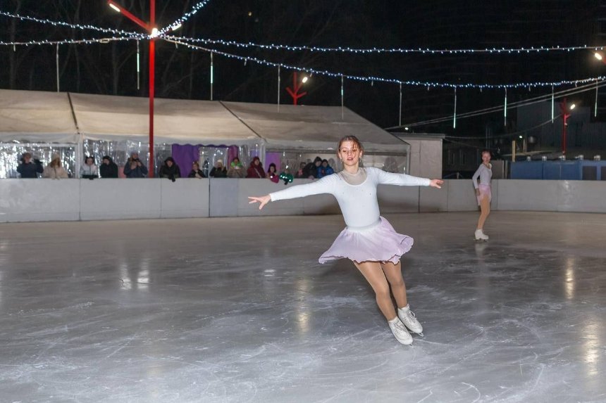 В ТЦ "Глубочицкий" открыли новый каток с безлимитным катанием и праздничной программой фото 1