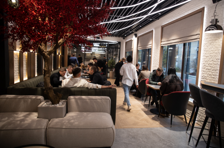 На Відрадному відкрили найбільший меблевий шоурум з кафе та дитячим простором фото 1