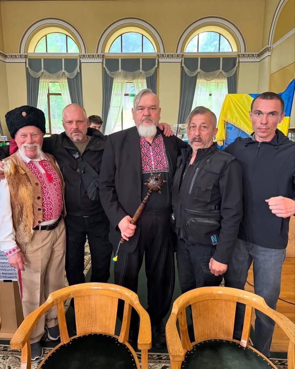 Володимир Пилат (посередині). Новий Гетьман.