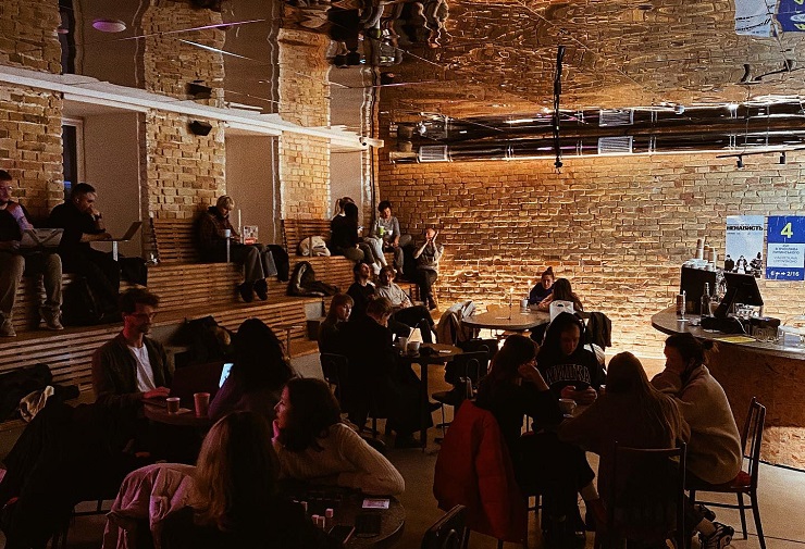 Де у Києві послухати вініл: атмосферні заклади для меломанів фото 14 13