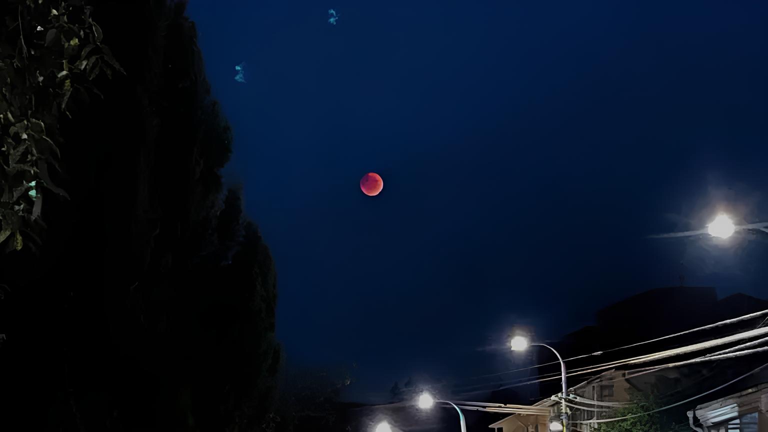 Пропустили червоний Місяць? Дивіться, як виглядало криваве затемнення над Україною фото 4 3