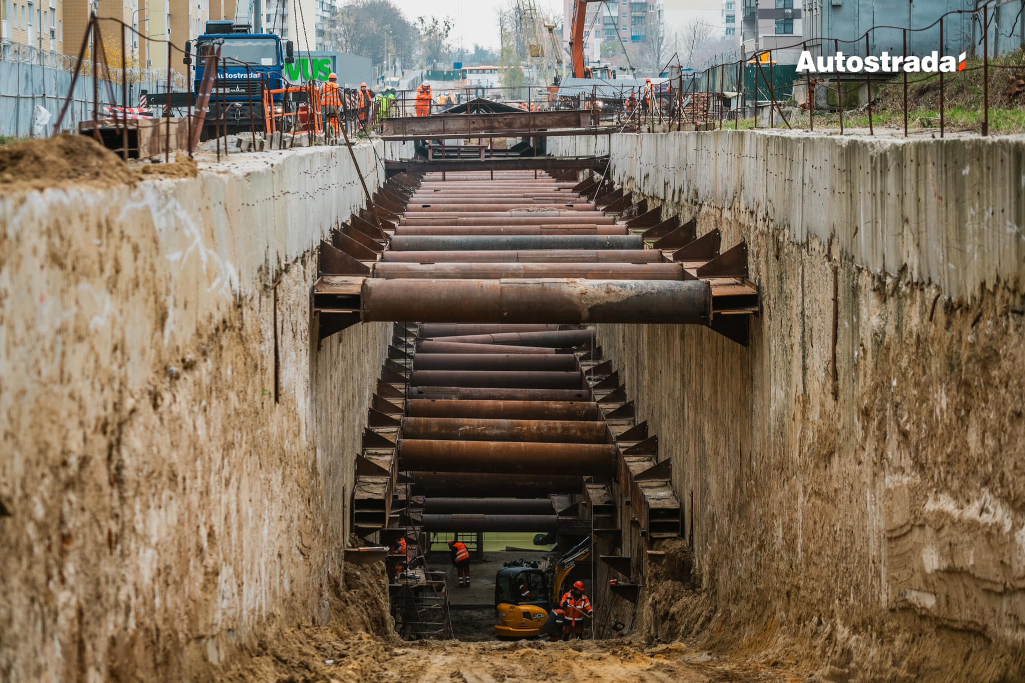 Будівельники працюють над спорудженням шахтного стовбура на ділянці між станціями "Сирець" та "Мостицька"