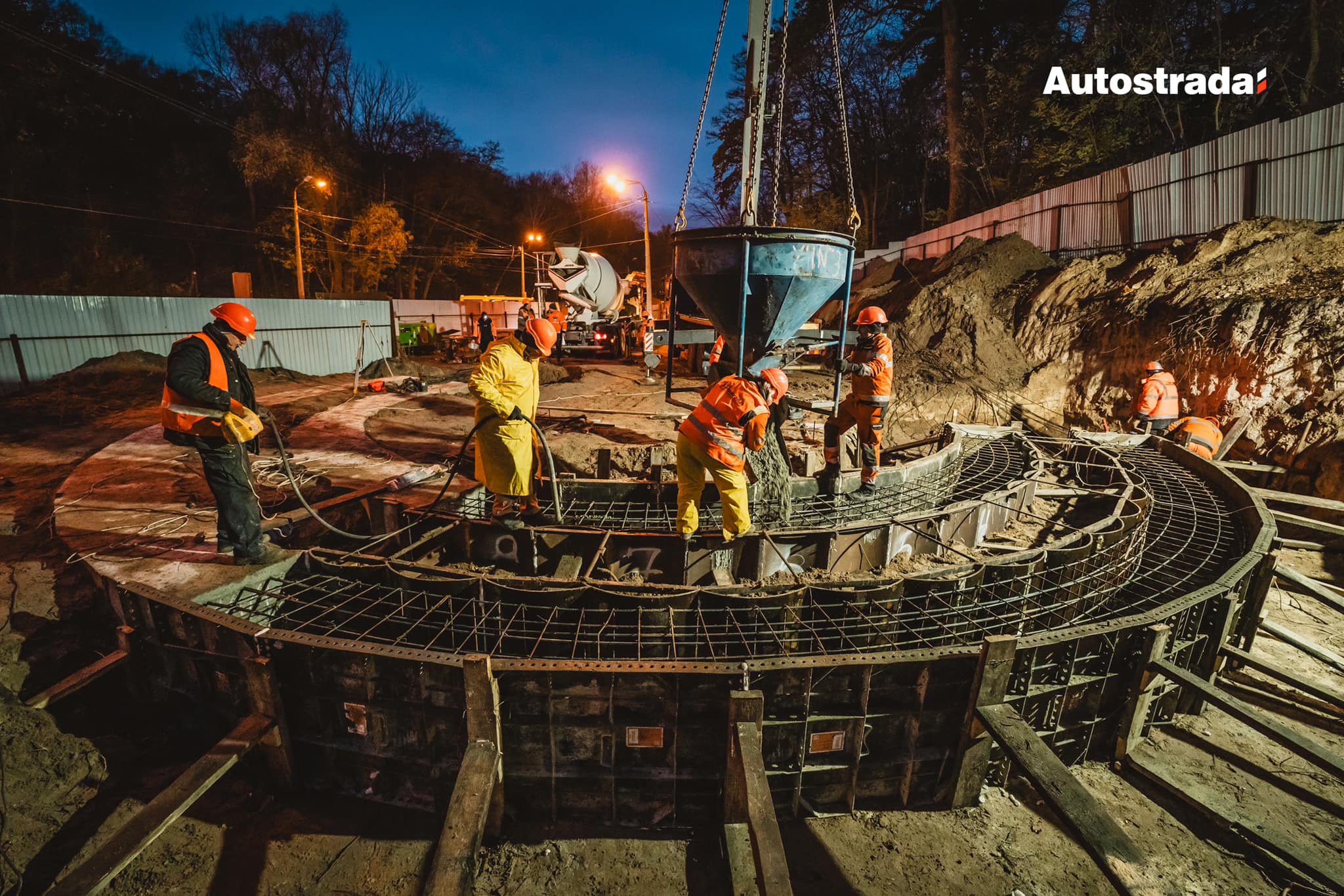 На Виноградарі звели гігантську 42-метрову шахту для метро: що відбувається на будівництві фото 4 3