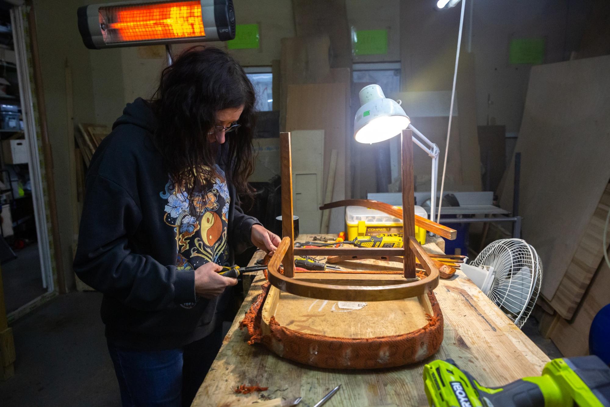 На Подолі запрацювало "ремонтне кафе": майстри навчають ремонтувати побутові речі фото 1