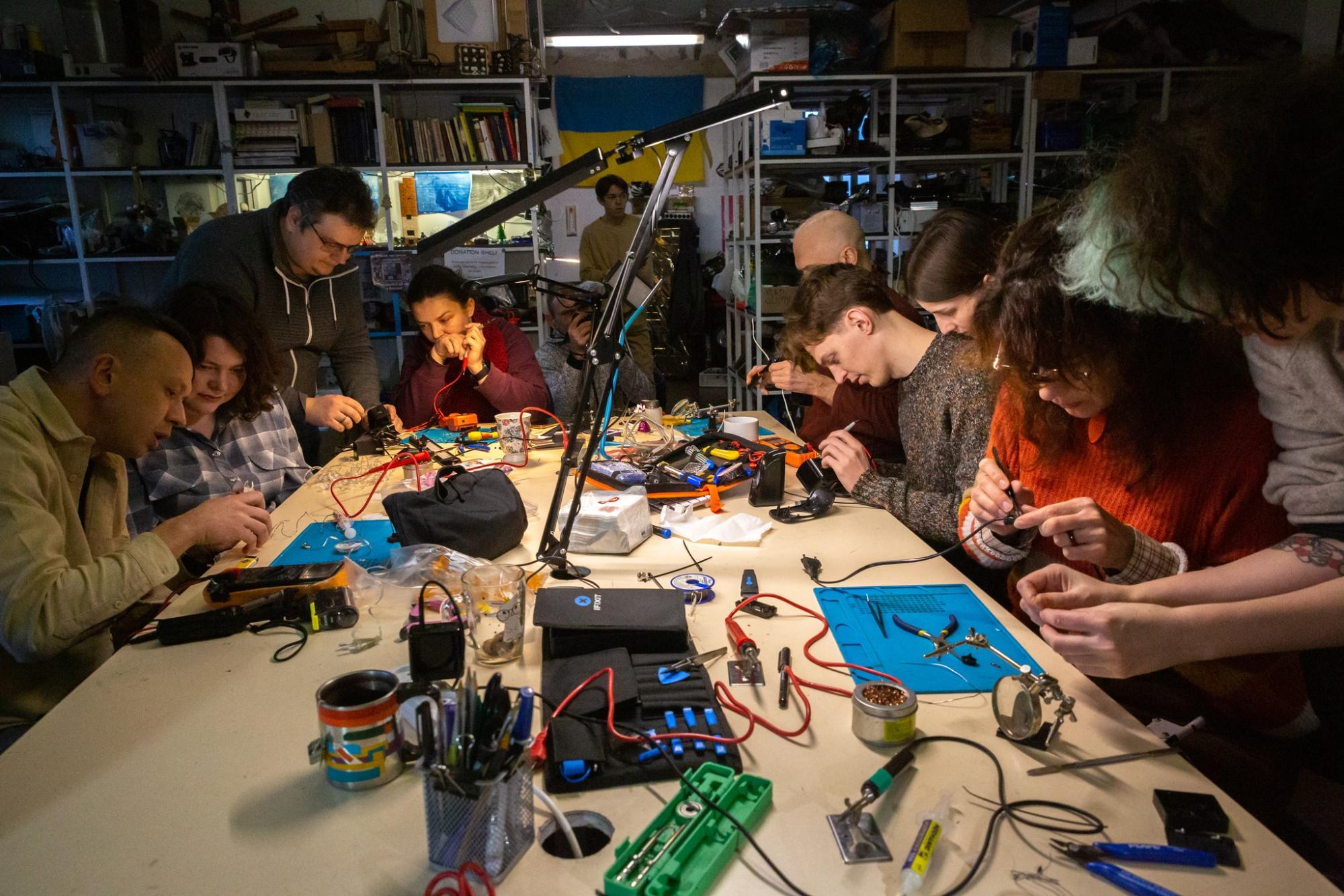 На Подолі запрацювало "ремонтне кафе": майстри навчають ремонтувати побутові речі фото 2 1