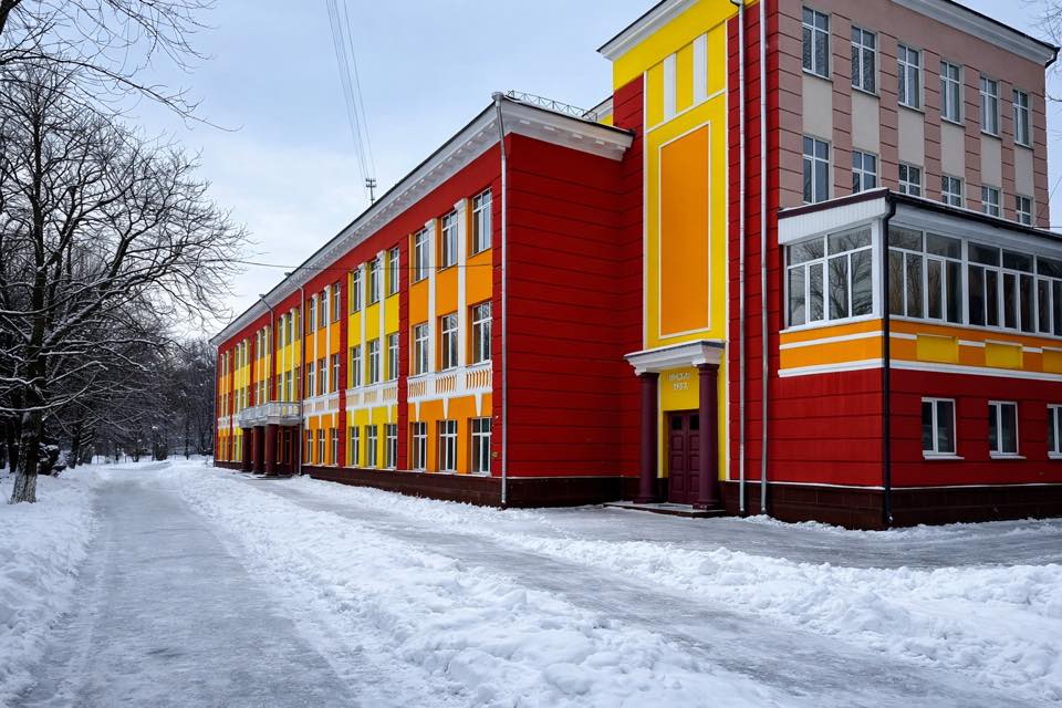 На Куренівці будівлю історичної школи 1937 року перефарбували в вогняно-червоний колір фото 1