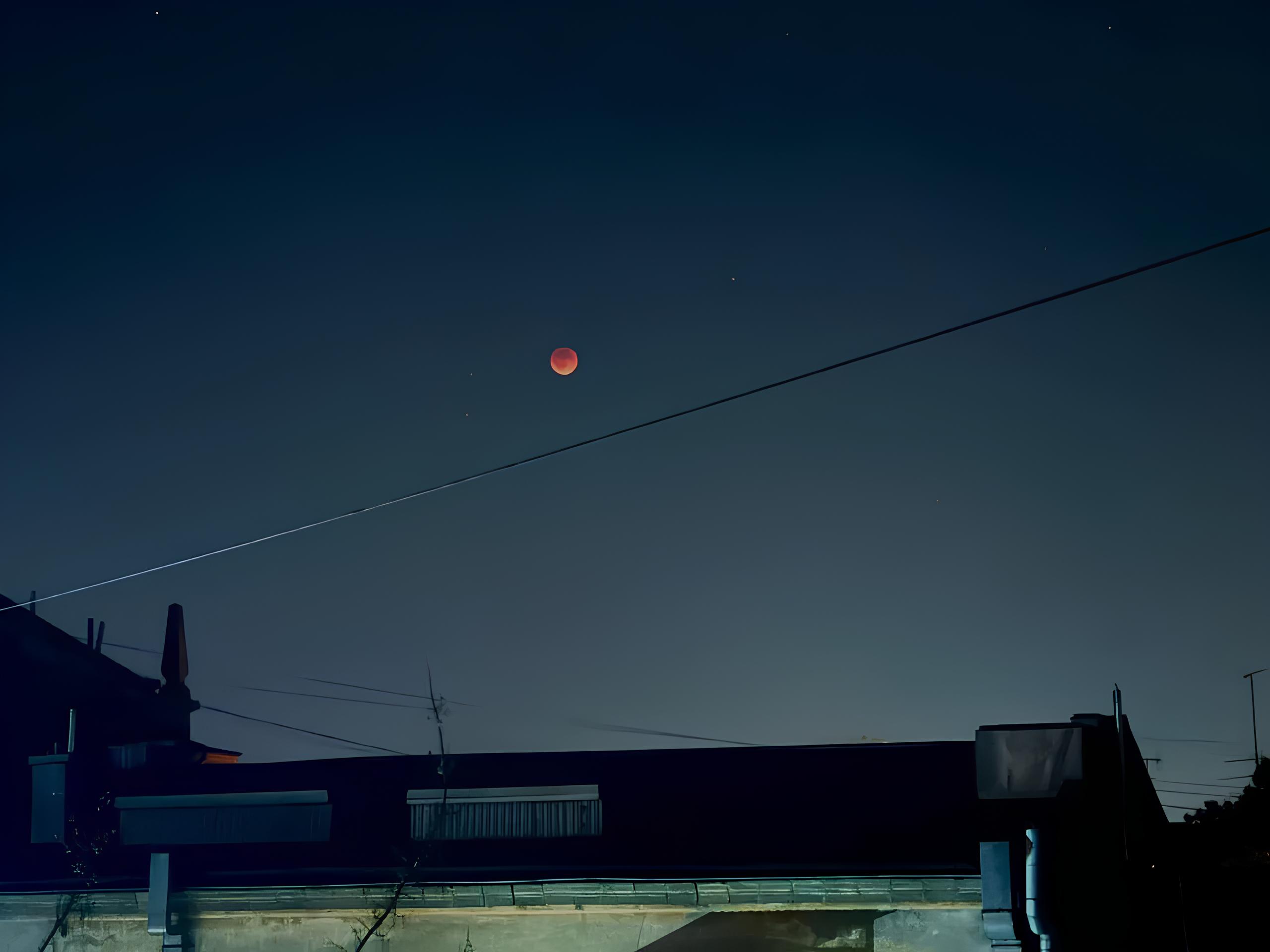 Пропустили червоний Місяць? Дивіться, як виглядало криваве затемнення над Україною фото 6 5