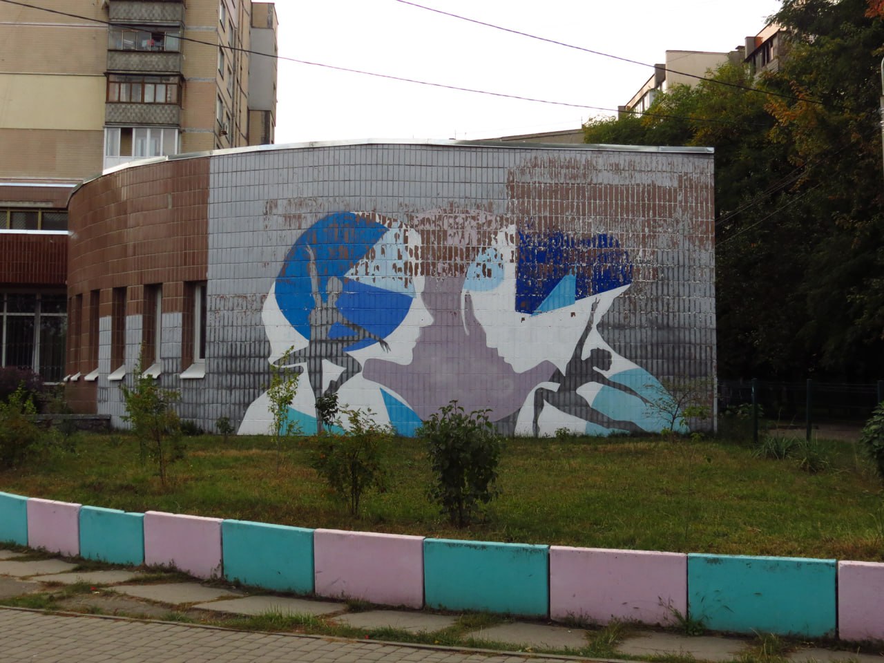 Мурал, який Євгенія Фуллен створила на фасаді Дитячої хореографічної школи на Виноградарі у 2024 році. Фото: Макар Поліщук