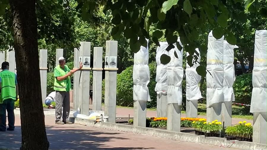 Аллея Славы в Деснянском районе Киева - бетонные столбы вместо мемориала
