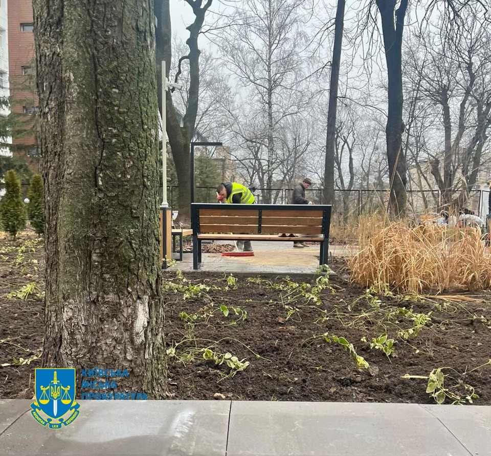 В Киеве растратили 6 миллионов гривен на "бумажный" ремонт сквера в центре города фото 1