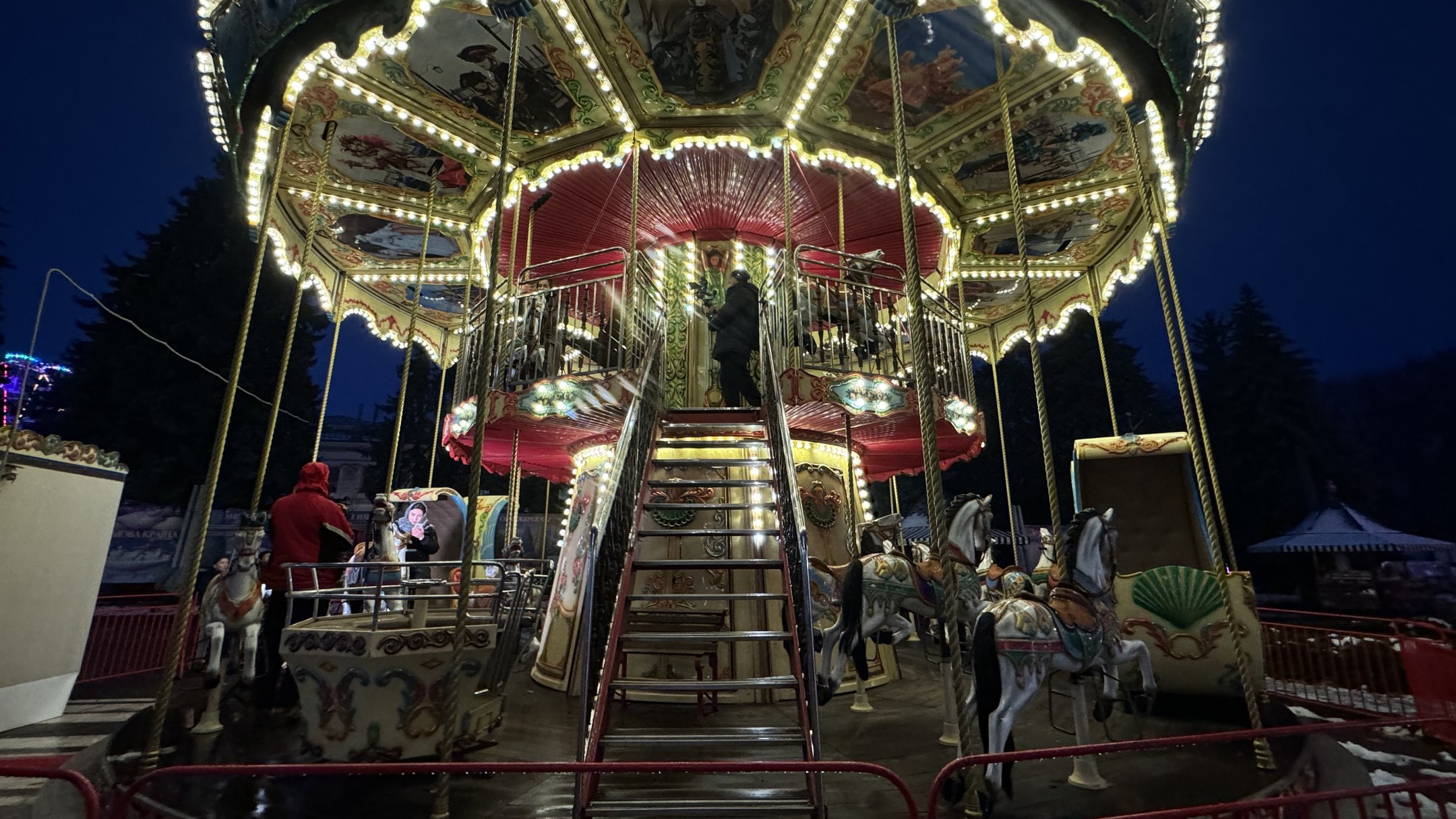 На ВДНГ відкрили ковзанку площею 2500 квадратних метрів фото 6 5