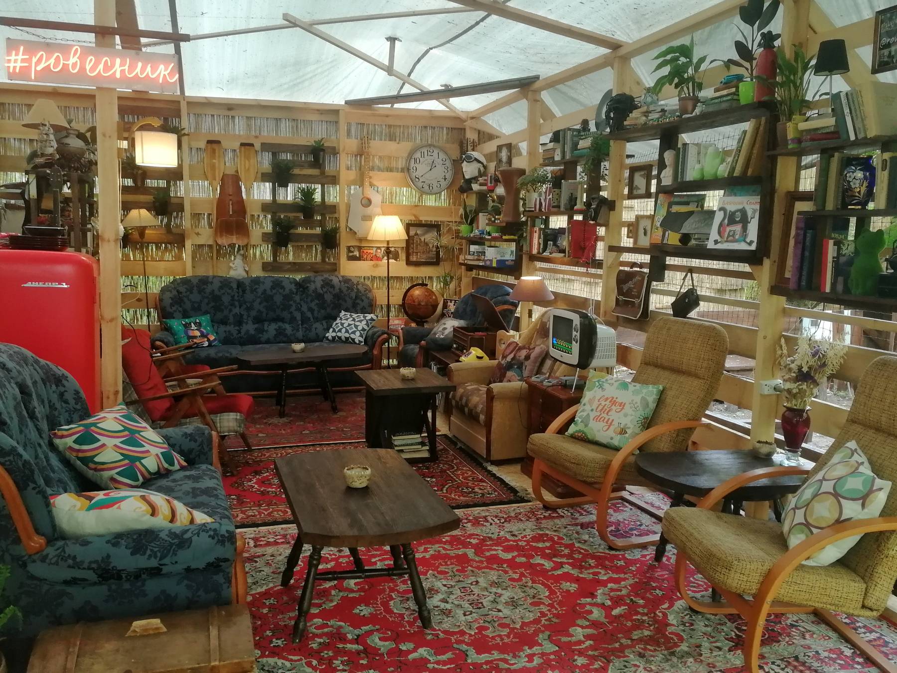 Де у Києві послухати вініл: атмосферні заклади для меломанів фото 17 16