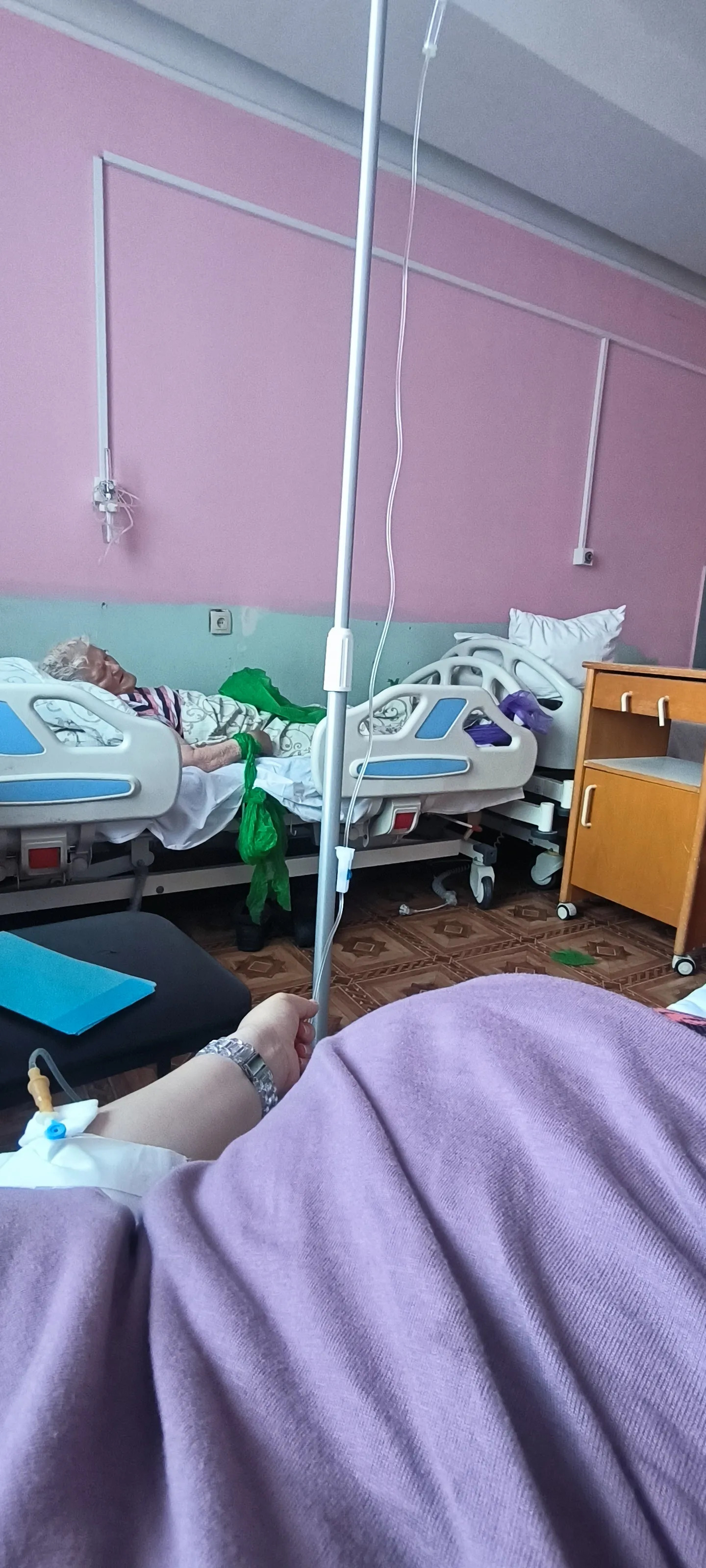На зупинці біля &laquo;Берестейської&raquo; незнайомець вдарив вагітну &mdash; жінка отримала черепно-мозкову травму фото 1