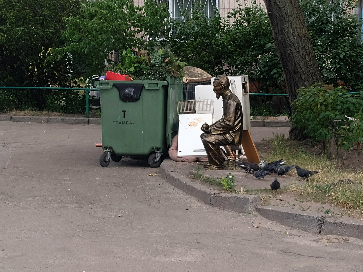 🤪 Киянка знайшла на смітнику бронзову статую, прокатила її столицею та повернула власнику фото 1