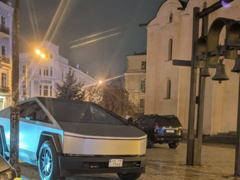 У Києві виявили єдиний в Україні Tesla Cybertruck: власницею виявилась нотаріус із Дніпропетровщини фото 1
