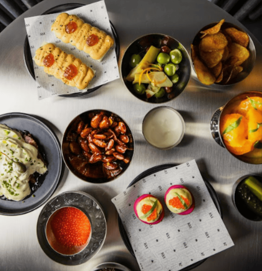 Нове місце: в ЦУМі відкрили новий бар Kyi з магазином авторських коктейлів фото 2 1