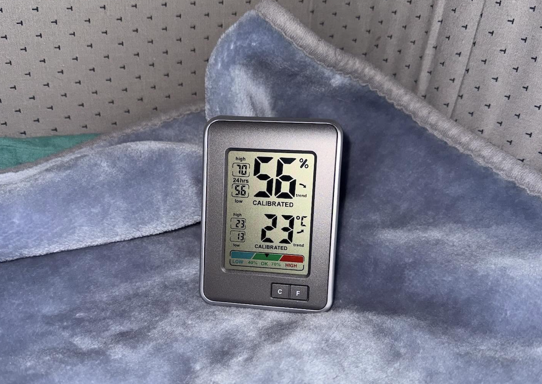 Халабуда из подушек спасла украинку от холода в квартире во время блекаута фото 1