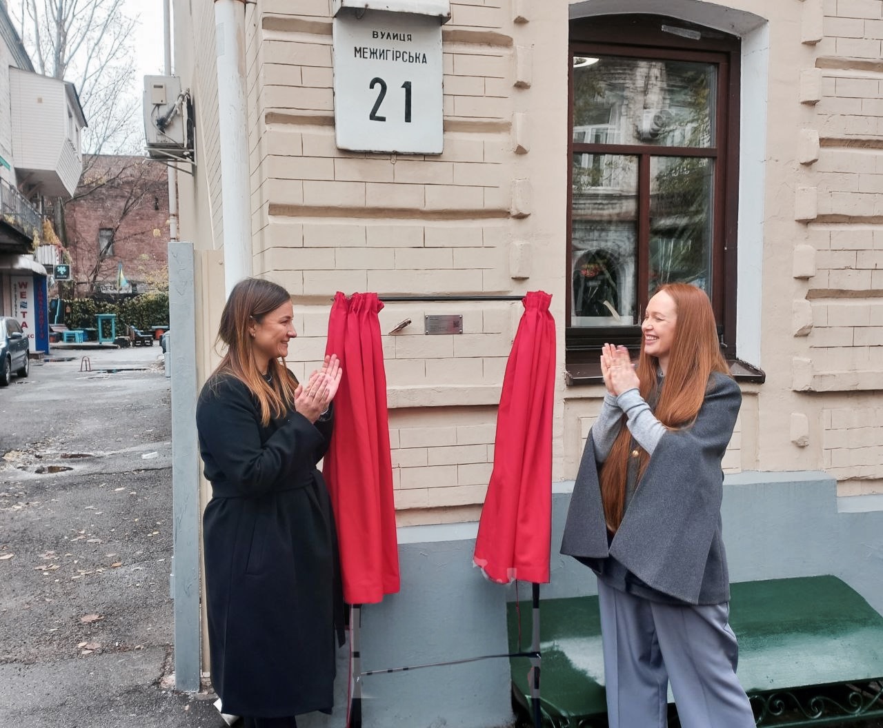 На Подоле установили мини-скульптуру сточенного карандаша фото