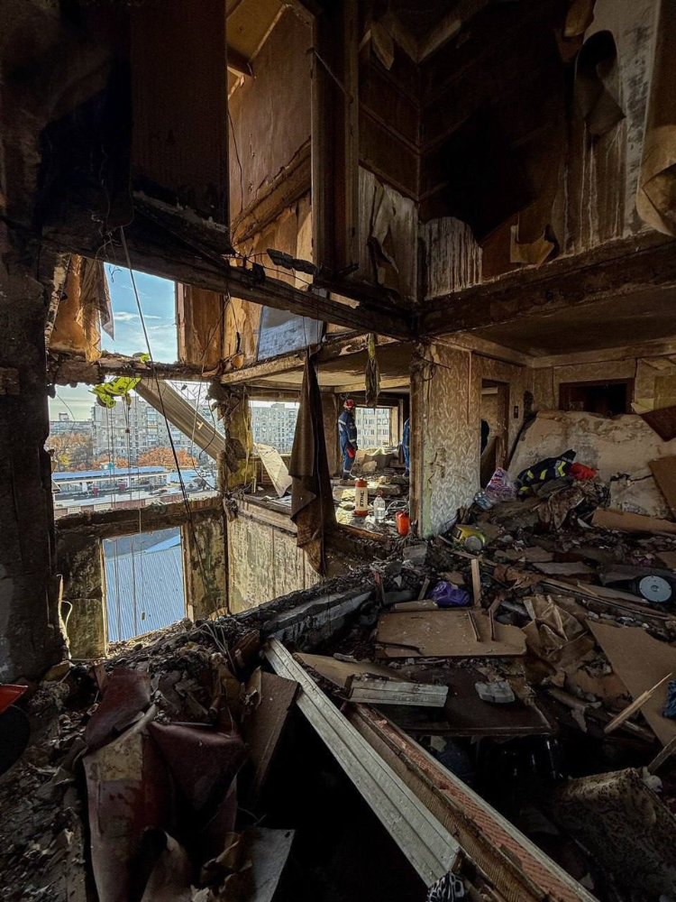 ГСЧС показала, как выглядит изнутри разрушенный дроном дом на Троещине фото