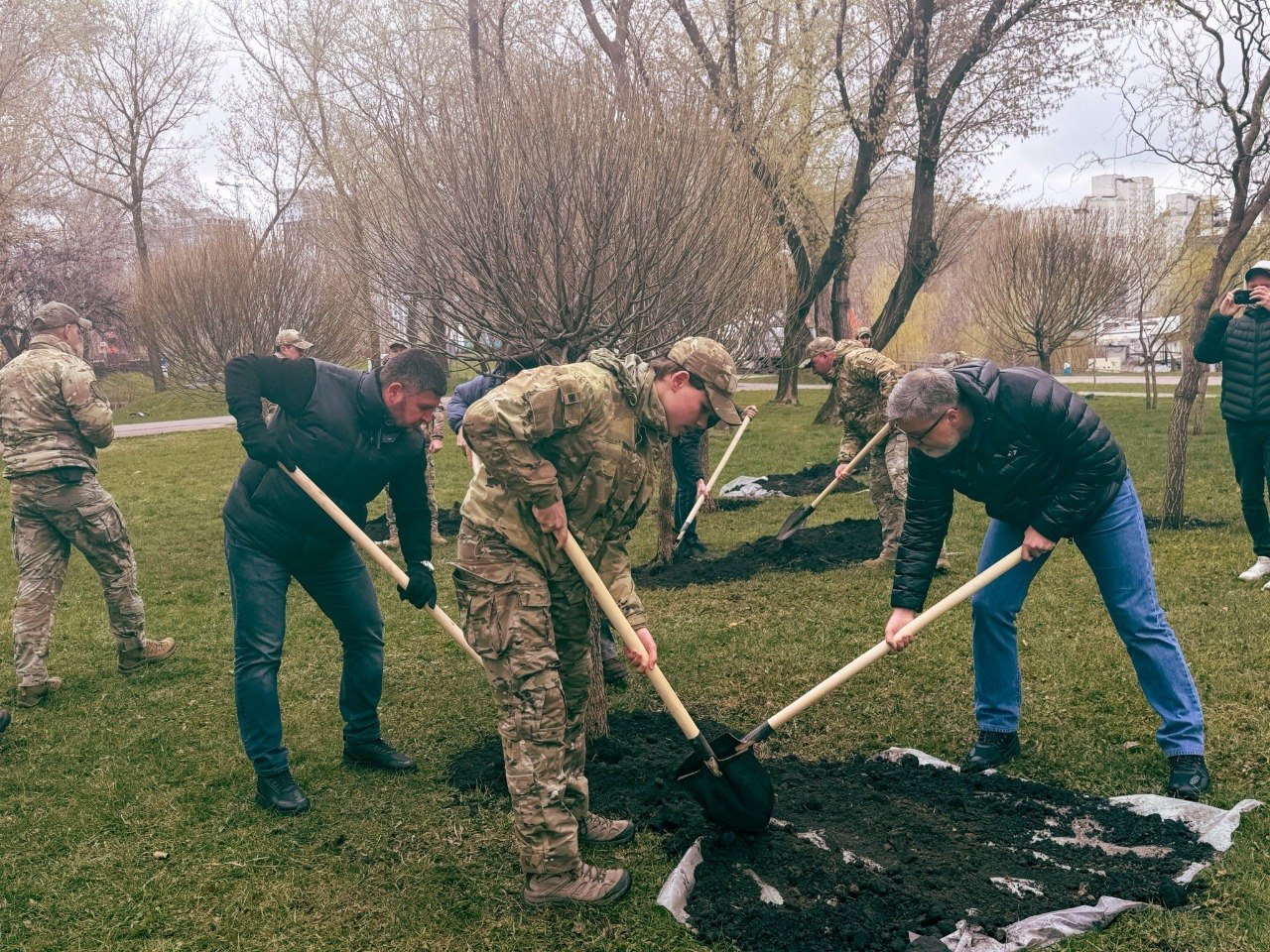 На Осокорках в парке &laquo;Прибережный&raquo; посадили 15 ив - фото