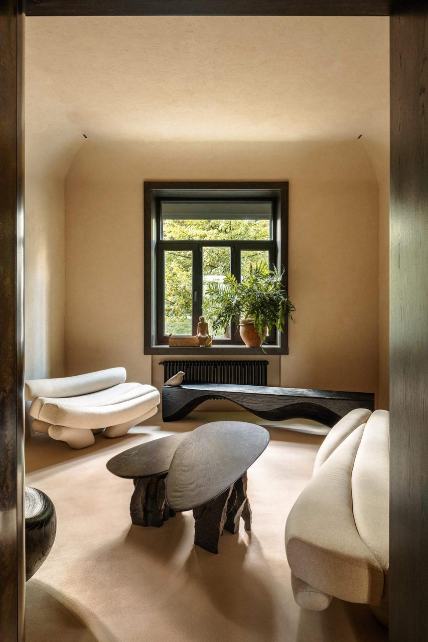 На Терещенковской открыли офис нотариуса с галерейным дизайном и коллекционной мебелью - фото