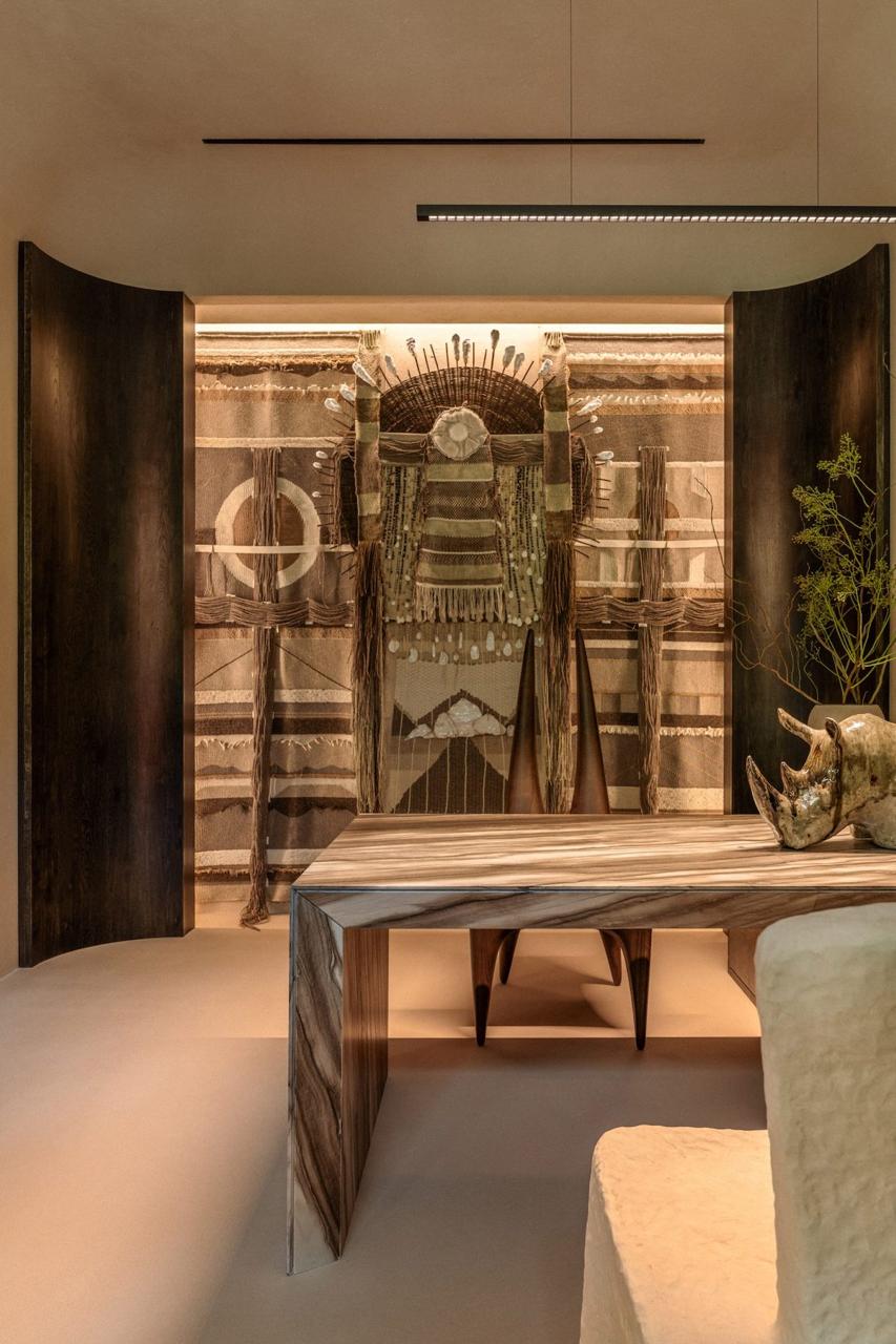 На Терещенковской открыли офис нотариуса с галерейным дизайном и коллекционной мебелью - фото