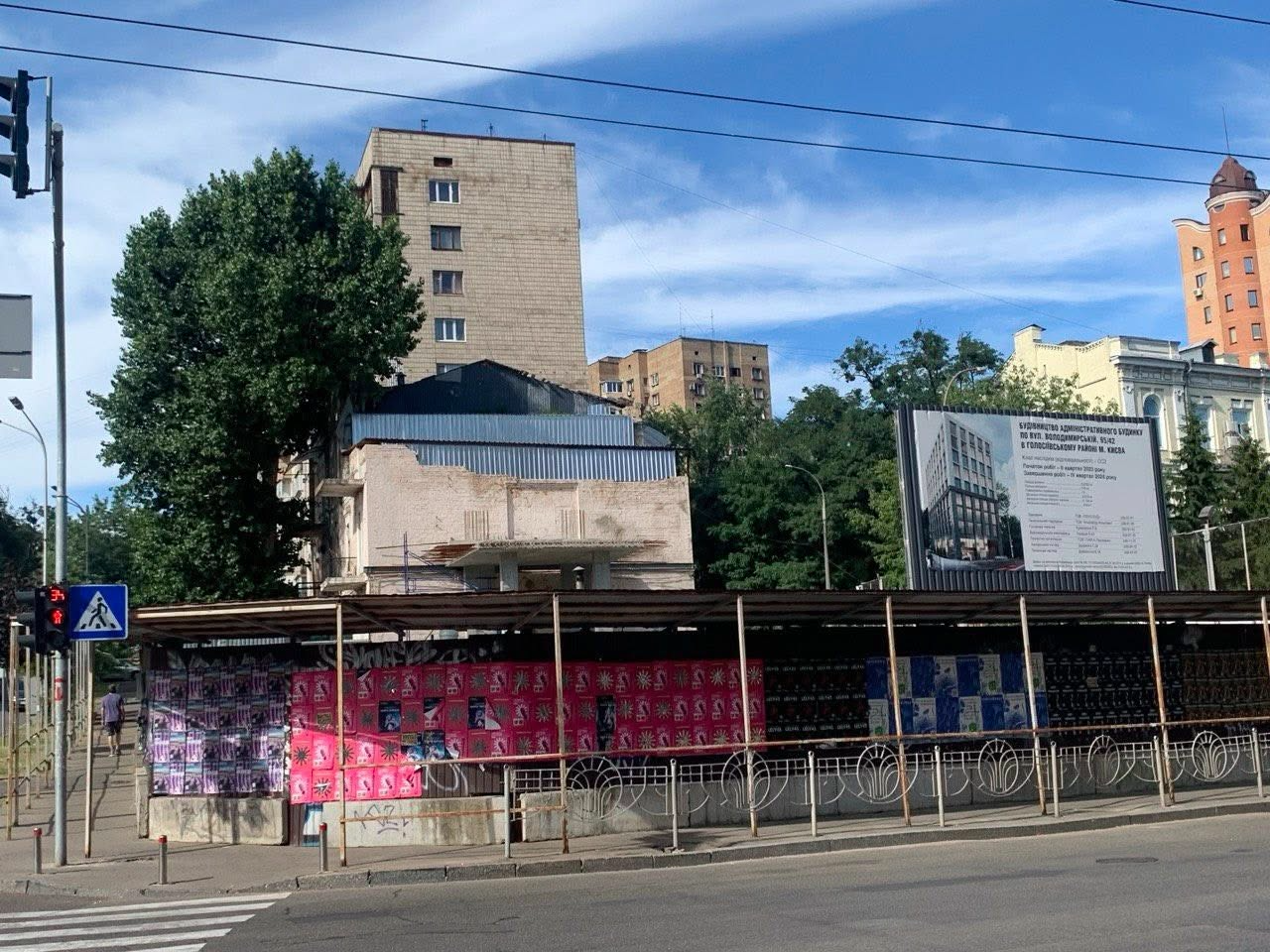 В Киеве суд запретил возводить офис возле &laquo;Дома с насекомыми&raquo; - фото