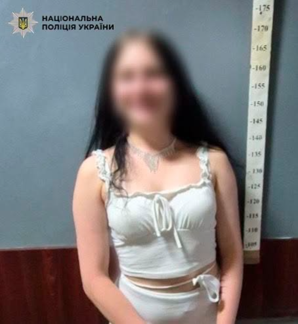 В Киеве 20-летняя девушка из-за отказа продать алкоголь выбила дверь супермаркета фото