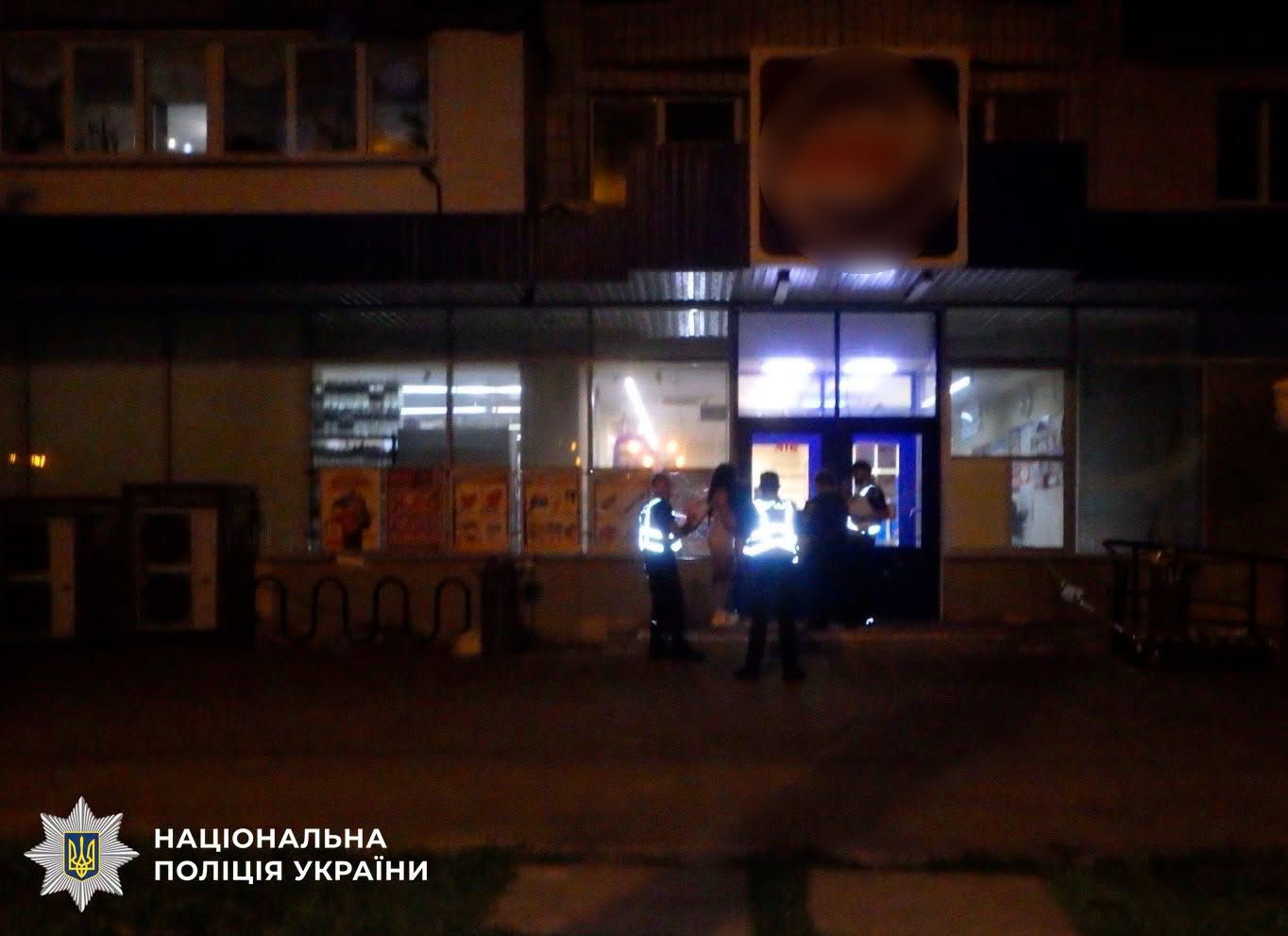 В Киеве 20-летняя девушка из-за отказа продать алкоголь выбила дверь супермаркета фото