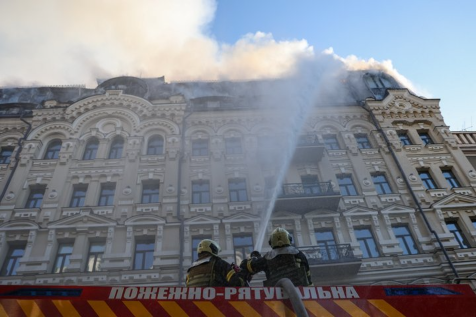 В Киеве из-за обстрелов пострадал исторический дом Зекцера - фото