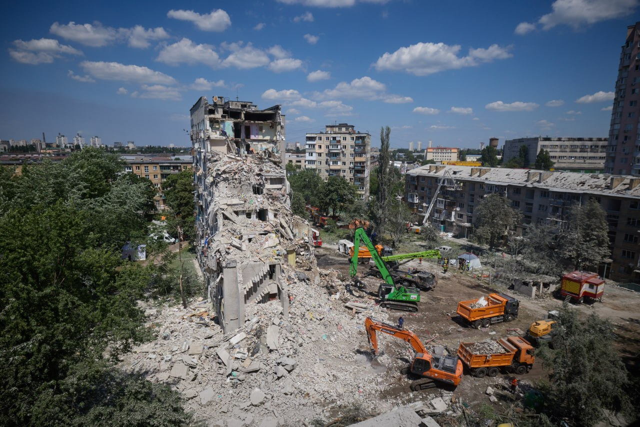 В Киеве после обстрела не выходят на связь десять человек - фото
