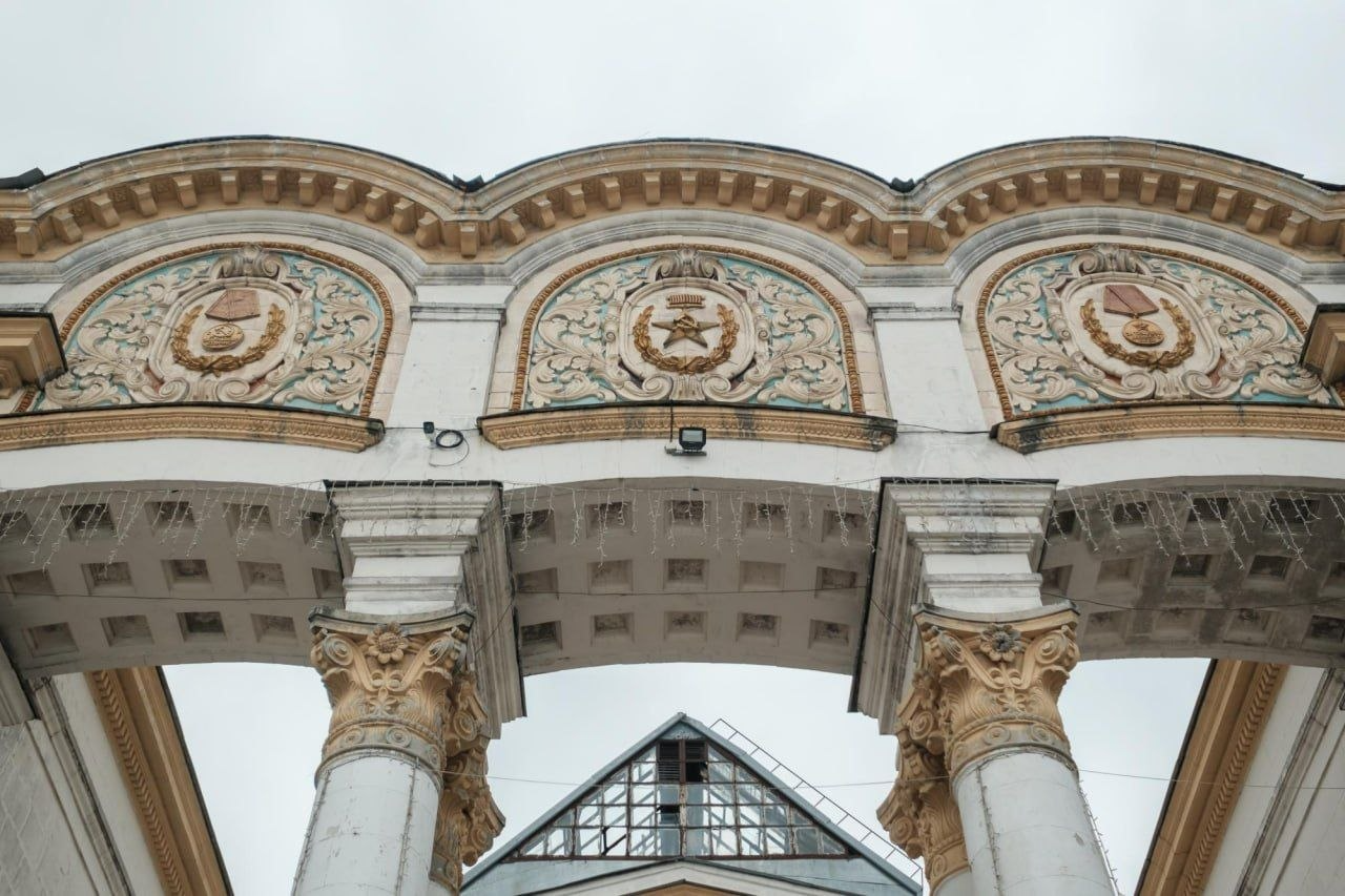 Серп и молот на ВДНХ в Киеве не демонтируют - фото
