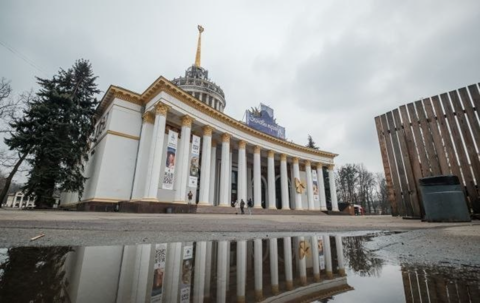 Серп и молот на ВДНХ в Киеве не демонтируют - фото