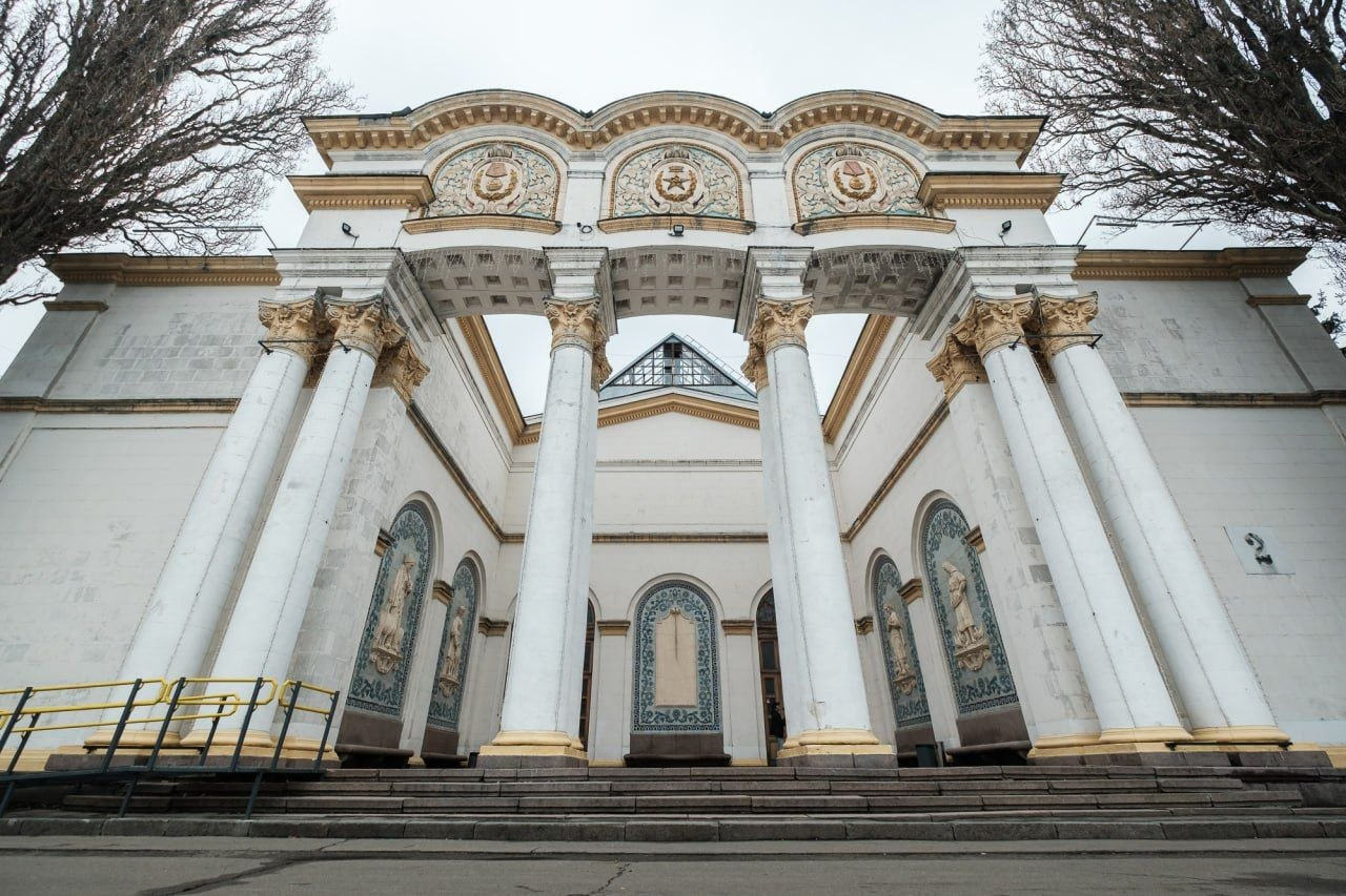 Серп и молот на ВДНХ в Киеве не демонтируют - фото