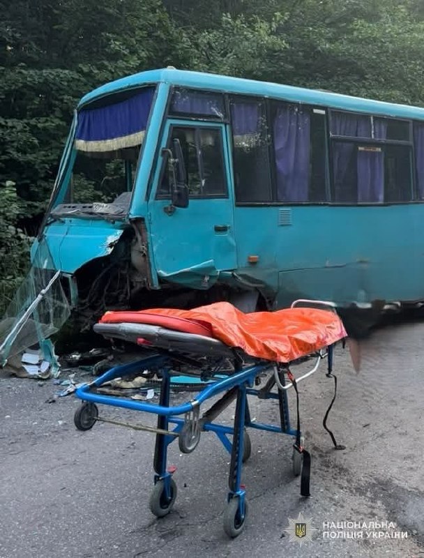 На Львівщині зіткнулися Skoda та автобус &mdash; травмувалися 11 людей фото 1