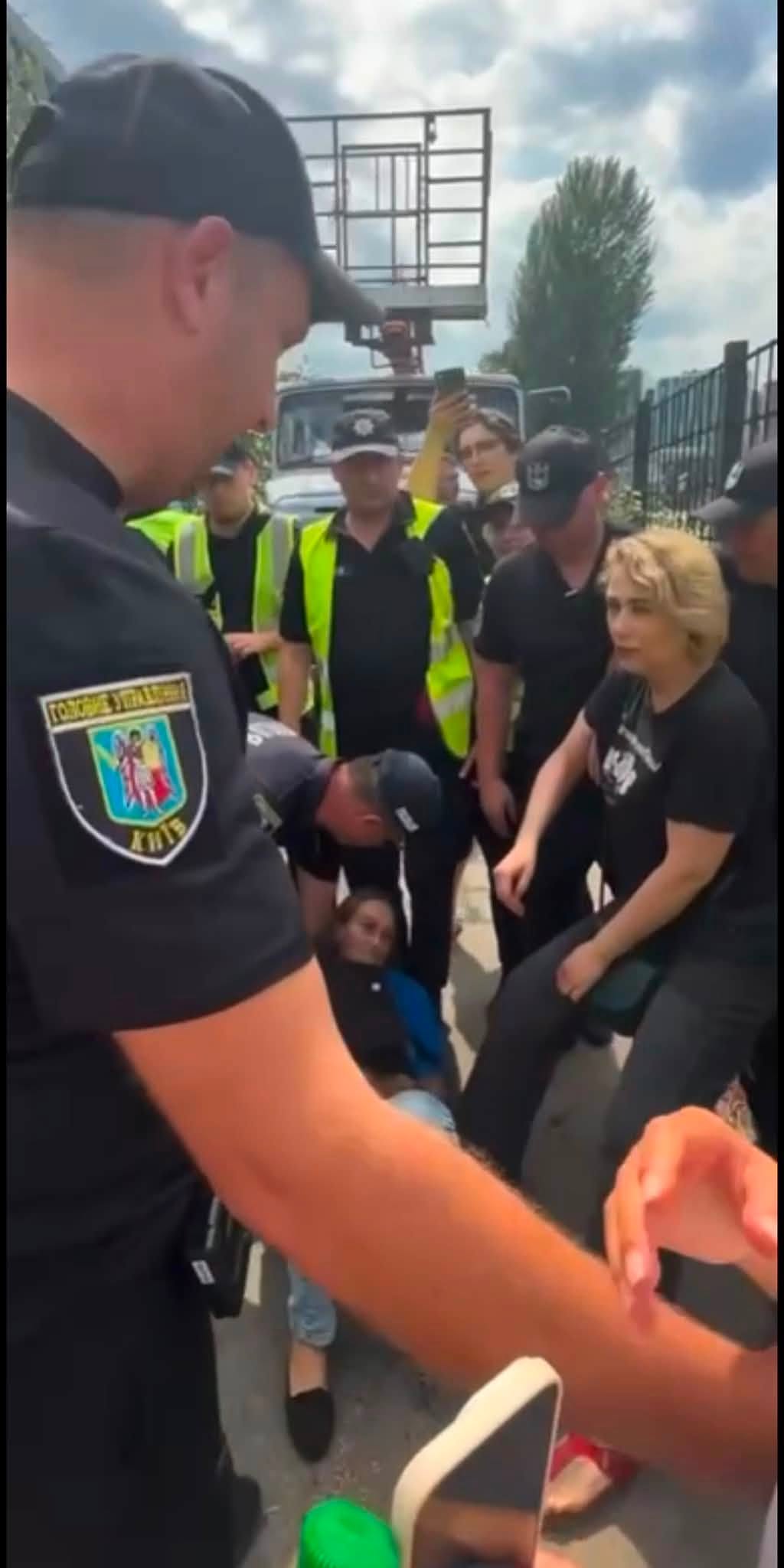 Полиция выводит из парка на Теремках активистов, защищавших деревья от вырубки фото