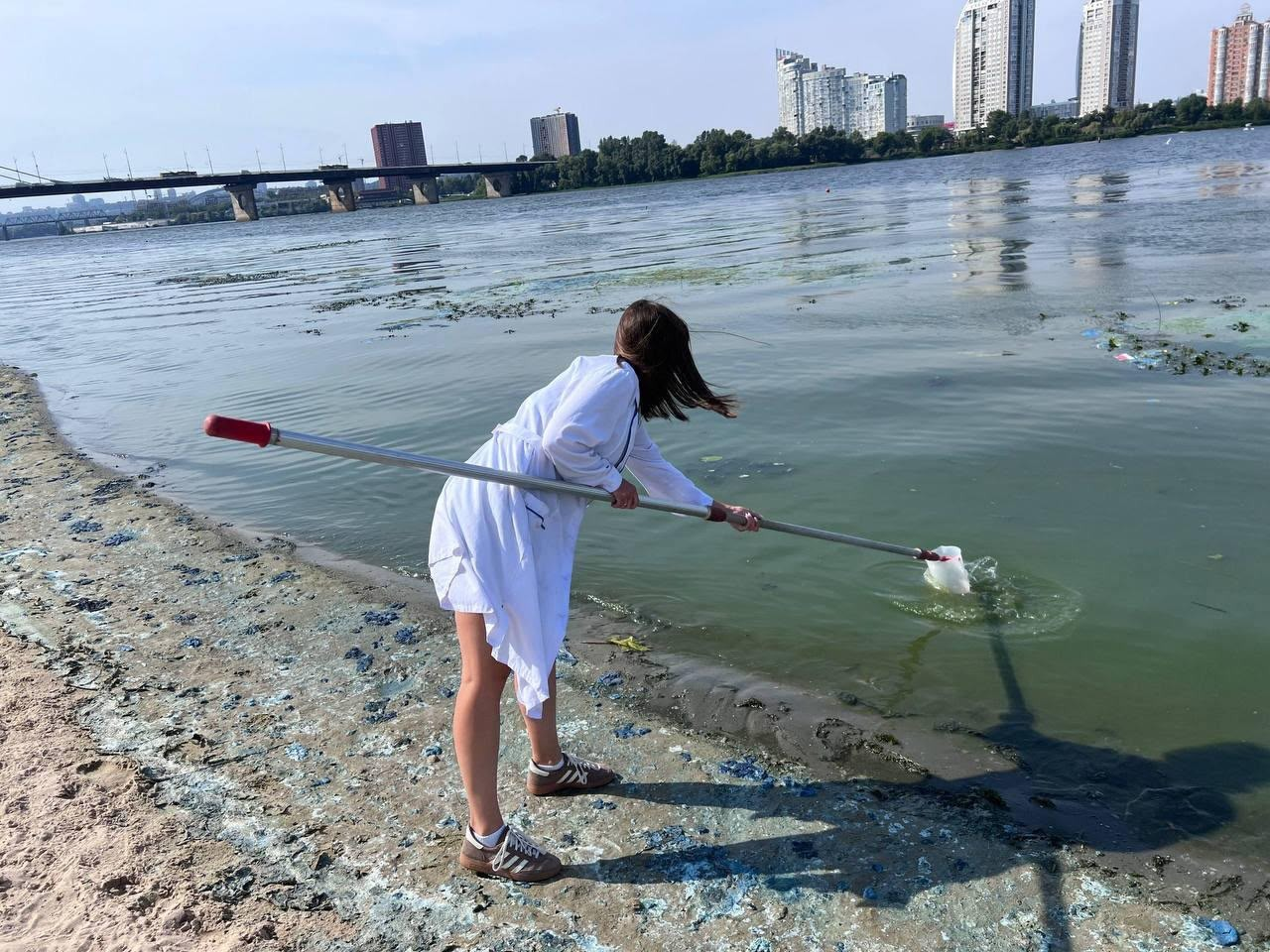 В Киеве объяснили причину зеленого цвета воды и появления пены в Днепре фото