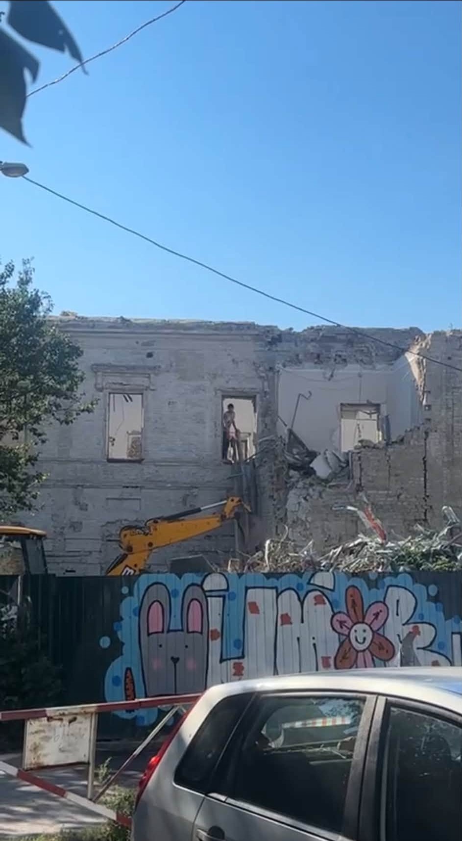 В Киеве на Подоле экскаватором разбирают памятник XVIII века фото