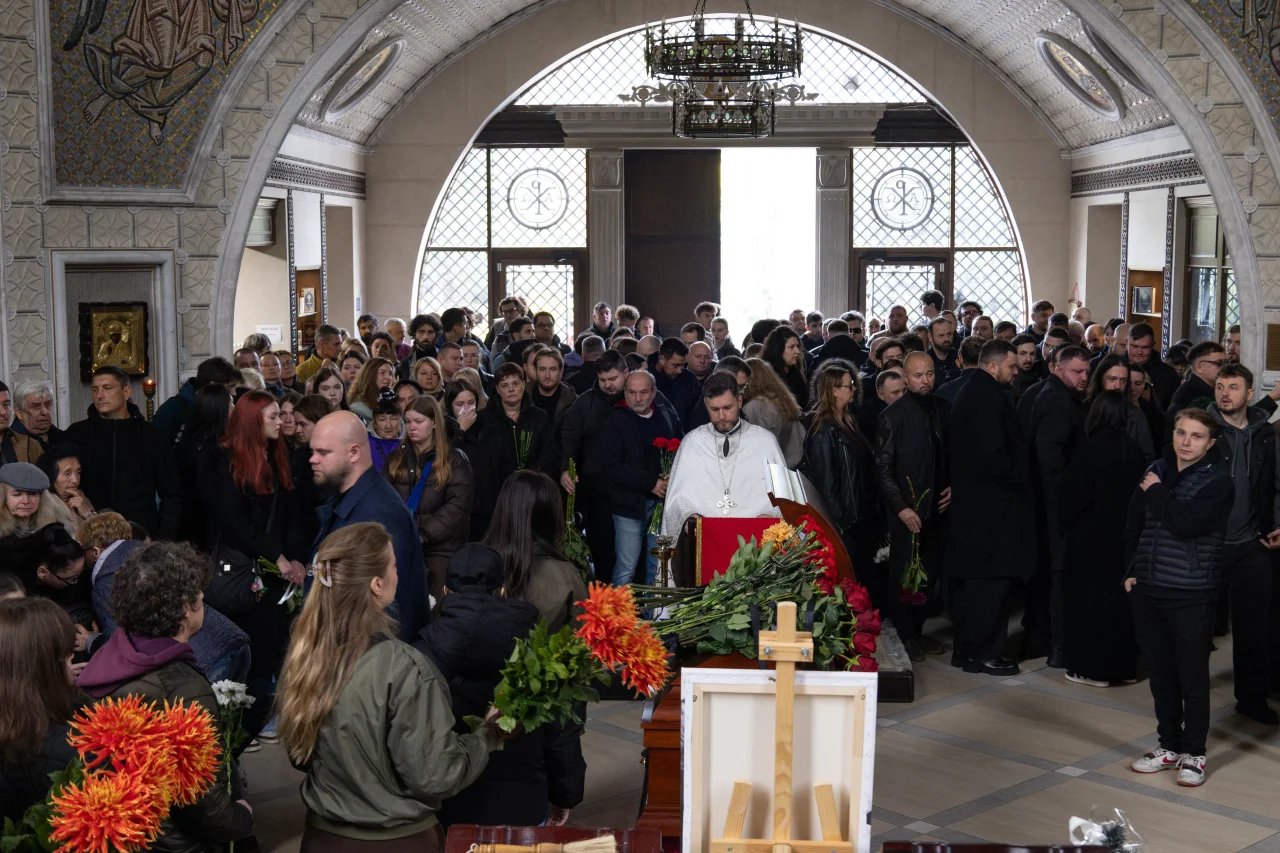 В Киеве попрощались с комиком Александром Венедчуком - фото